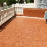 A Villamartin townhouse in Orihuela Costa with a balcony and tiled flooring for less than 100.000€.