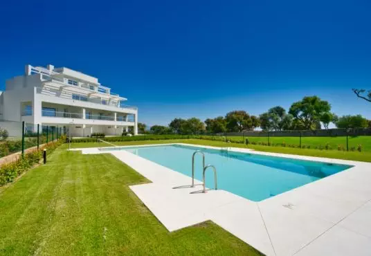 A San Roque penthouse with a swimming pool in front of it.