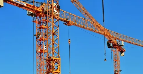 Une reprise de la construction en Espagne avec une grue sur place.