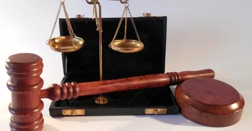 A judge's gavel and a briefcase on a white background for Spanish property acquisition.